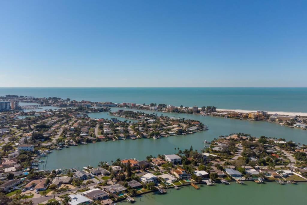 Апартаменты 102-Tiny Treasure-Waterfront With Heated Pool Сант Пит Бич Экстерьер фото